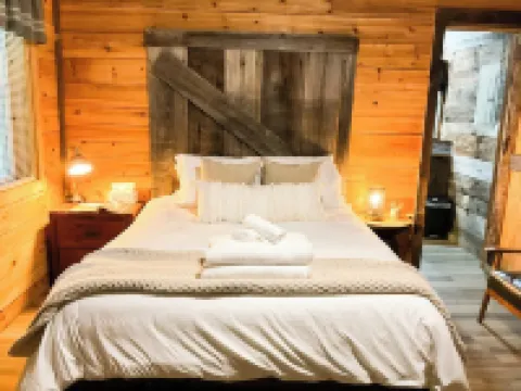 "Moon Glow" Cabin - Cozy Climber Retreat in Muir Valley w/ Hot-tub!