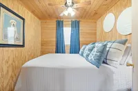 Enid Lake's charming 3-bedroom cabin with WiFi and AC in quaint Plum Point