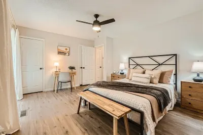 King Bed & Fire-Pit in Central Charlotte