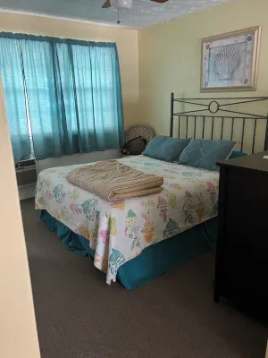 Quaint 1 bedroom with a great view! Walking distance to everything!