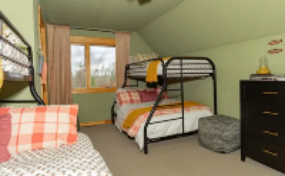 Charming 2 bedroom cabin w/loft on White Ash Lake