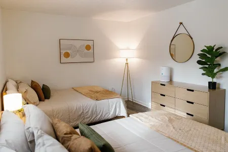 "Morning View 2" Cozy Modern Stay - College/Hiking