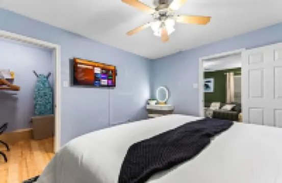 Sunset Serenity -Lakefront- HotTub - TheatreRoom - FirePit - GameRoom - BoatDock