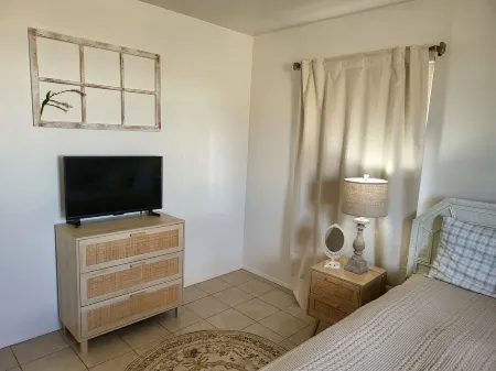 Charming 2-bedroom apartment in delightful Apple Valley with AC, WiFi