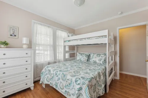 Newly remodeled Crocus by the Sea Side Cottage close to everything & first floor - Homestays