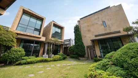 Taean Bohemia Village Pension Отели рядом с достопримечательностью «Kkotji Beach»