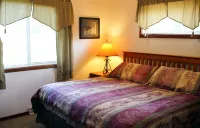 Birch Lake Secluded Getaway- Serenity home 5 bedroom sleeps up to 14 Hotels in Monroe County