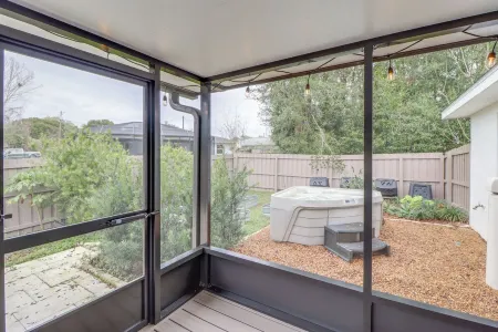 Spacious Getaway in Ocala with Hot tub, Pool and near Silver Springs State Park!