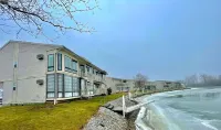 Waterfront Cozy 1 Bedroom Condo on the inlet to Lake Erie boat dock steps away.