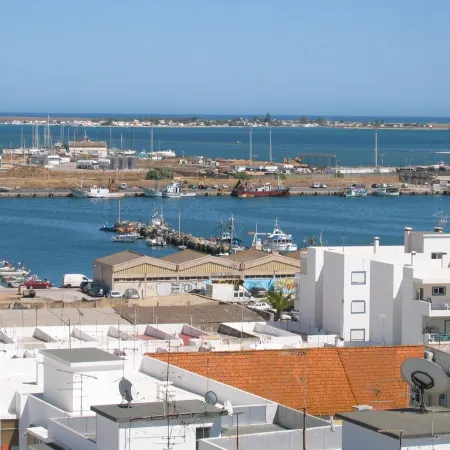 Golf, beach, country and city. Central and modern for up to 5 guests