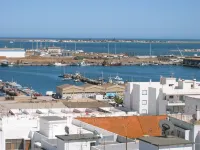 Golf, beach, country and city. Central and modern for up to 5 guests