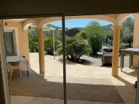 Spacious house with pool and garden ideal for family holidays Hotels in Vesseaux