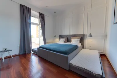 Deluxe apartment with beautiful sea-view-terrace: 50m to sea, walk to city