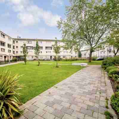 Lovely 1-bedroom property with balcony in West end Others