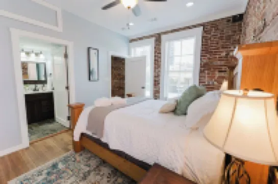5 min to Arch, Dome, Stadium, 2 BR 2 BA Sleeps 5, Historical exposed Brick Loft Hotels in 