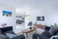 NEW Tropical Getaway With BBQ Pool