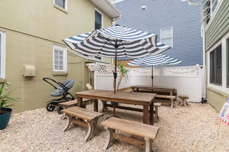 Dewey Beach House.  Just steps from the Ocean and all the Dewey fun spots Отели рядом с достопримечательностью «Дьюи Бич»