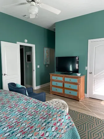 Relaxing beach retreat steps away to beach, pools, hot tub tennis/pickleball!