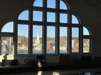 Perfect location  ! Harbor Breeze is on Camden Harbor & walking distance to town