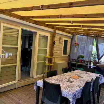 4-BEDROOM MOBILE HOME Dining/Meeting Rooms