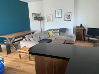 Light airy flat only 5mins from station, shops and sea