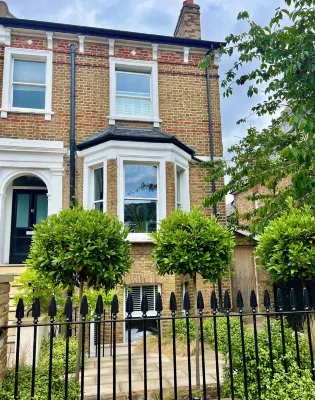 REFURBISHED! Townhouse studio apartment Hotels in Twickenham