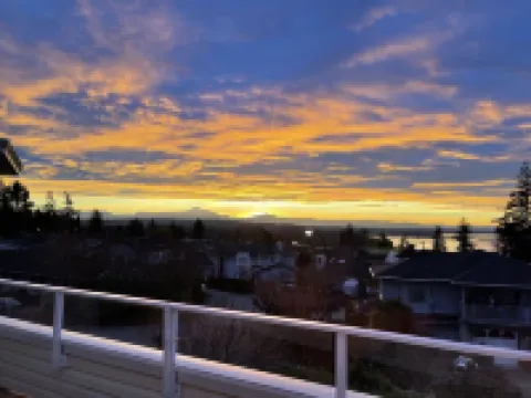 Full advantage of 180 degree PANORAMIC view of OCEAN & MOUNT BAKER โรงแรมในไวท์ร็อค