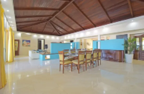 Direct Beachfront 6 BDR/en-suite /maid included. Excellent service. Rare gem (O)