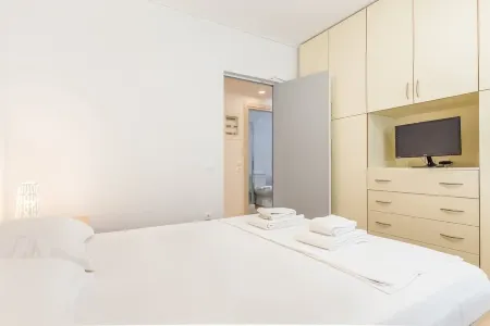 Elegance Vouliagmeni Gem Luxury Apt, Walk to Beach