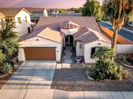 Chandler Getaway: 5Br 2BA, Heated Pool, Pool Table, Bikes, BBQ Grill, & More Отели рядом с достопримечательностью «Окотильо Голф Клаб»