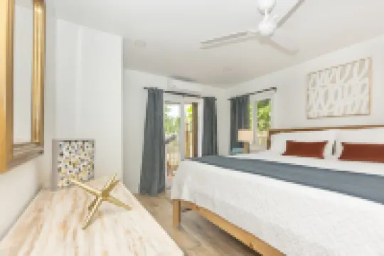 2 Bedroom 2 Bathroom in West Bay Village Roatan on the Beach