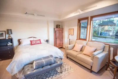 Oceanfront Suite with Hot Tub Hotels in Maple Bay