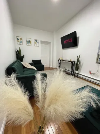 Whisper City Love A 30 min Electrifying Escape near NYC's Pulsating heart! Отели рядом с достопримечательностью «J&L Parking»