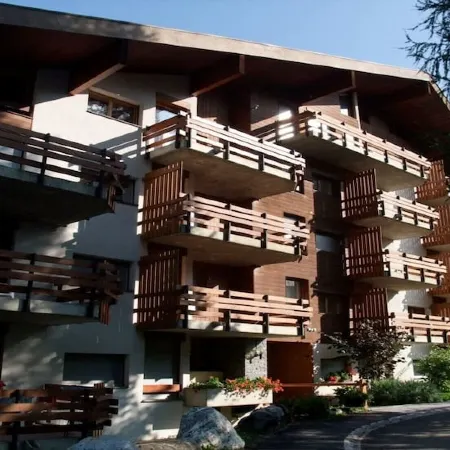 50 metres from the cable car, quiet, spacious apartment, parking and wifi.