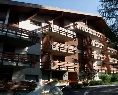 50 metres from the cable car, quiet, spacious apartment, parking and wifi. Hotels in Ayent