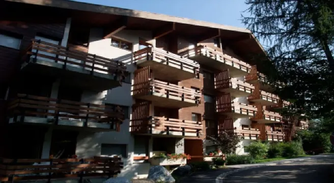 50 metres from the cable car, quiet, spacious apartment, parking and wifi.