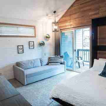 Peaceful modern oasis -walking distance to Village Rooms