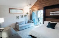 Peaceful modern oasis -walking distance to Village