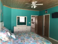 HIDDEN GEM.  Free Golf Car kayak boarding 2 Min.walk to SPANISH WELLS beach Hotels in 