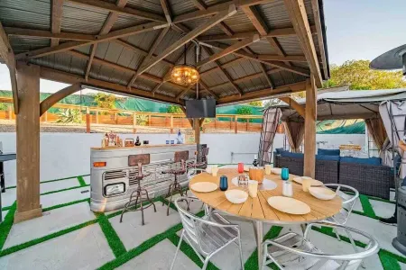 Melrose 2 BR w/ large kitchen + fireplace + patio