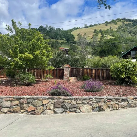 Beautiful 5 Bedroom, 3 bath waterfront home on Clearlake w/private hot tub