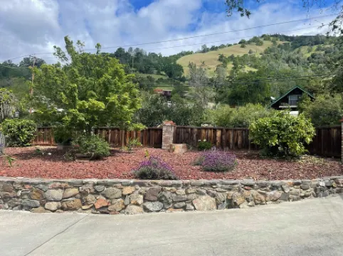 Beautiful 5 Bedroom, 3 bath waterfront home on Clearlake w/private hot tub