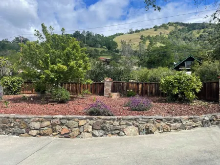 Beautiful 5 Bedroom, 3 bath waterfront home on Clearlake w/private hot tub