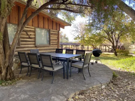 Connect with friends, private river, horses, all natural cedar hot tub Отели рядом с достопримечательностью «оз. Изабелла»