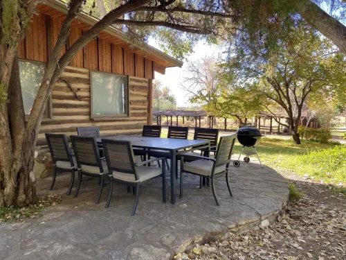 Connect with friends, private river, horses, all natural cedar hot tub