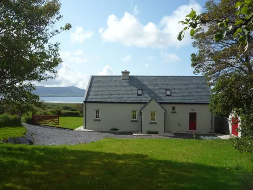 Traditional style cottage free WiFi short walk from Reenroe Beach Ballinskelligs