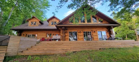 Beautiful Chalet on the Lake! Отели в г. Беквит