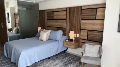 Elegant Studio, one block from the beach, Pool, Gym.