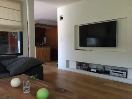 Contemporary house with swimming pool, jacuzzi and gym. Отели в г. Морбиан