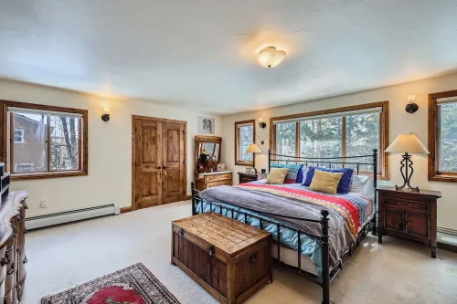 ONE BLOCK to restaurants, bars & free bus to Breck & Copper. Hot tub/pool table!